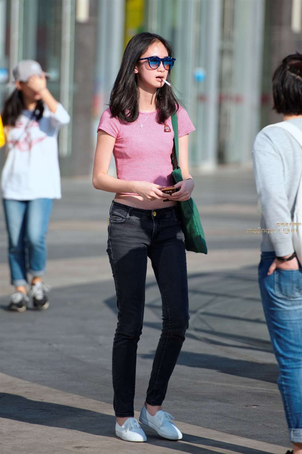 图片[1]-紧身牛仔裤，平底鞋-街拍流行馆