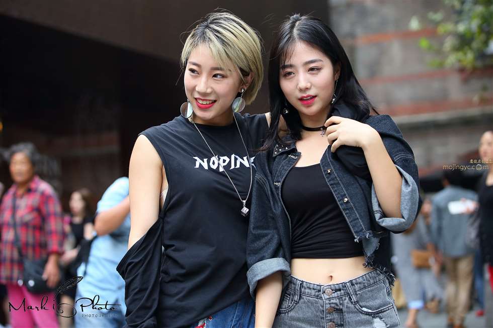 图片[1]-一对热辣的女孩-街拍流行馆