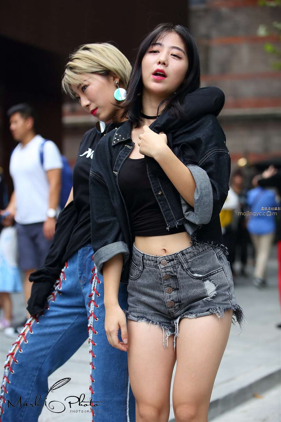 图片[5]-一对热辣的女孩-街拍流行馆