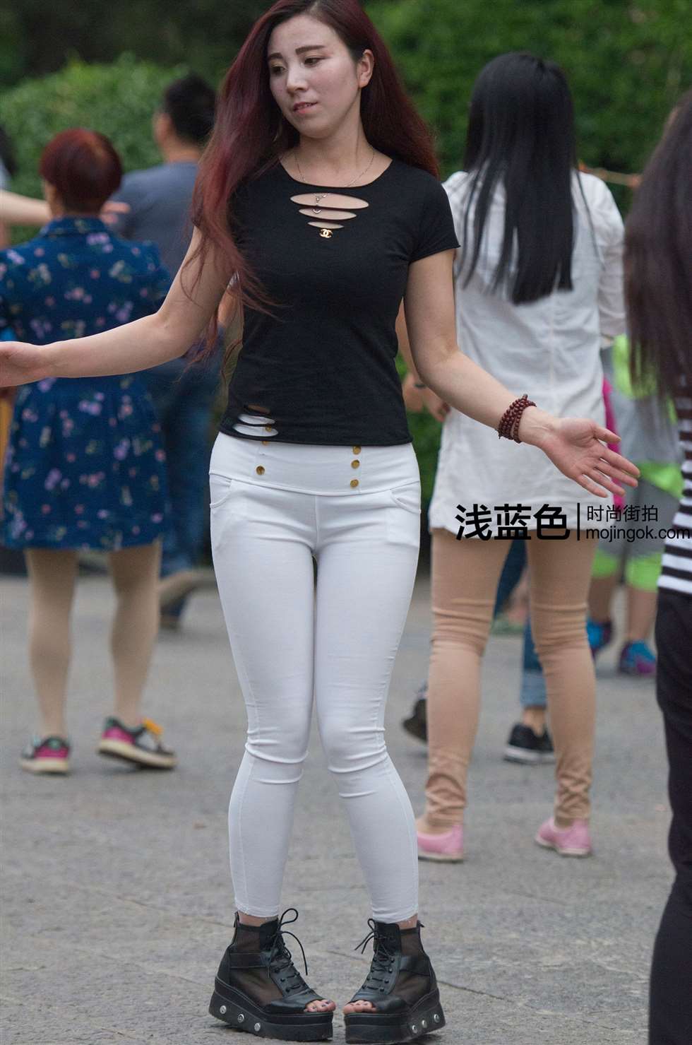 图片[1]-白裤丰臀少妇（26p）-街拍流行馆