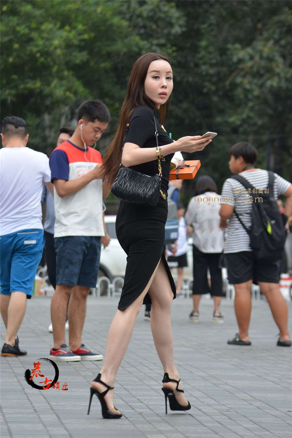 图片[4]-17-1-24细高跟凉鞋，紧身开叉裙-街拍流行馆