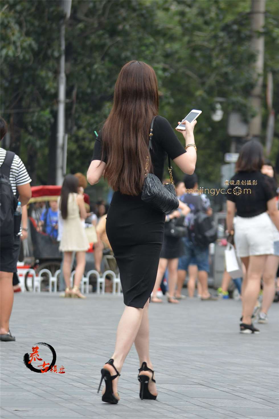 图片[3]-17-1-24细高跟凉鞋，紧身开叉裙-街拍流行馆