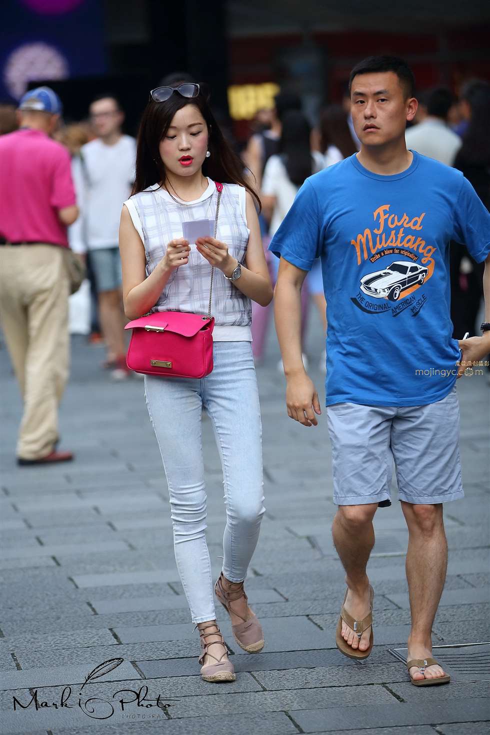 图片[1]-白衣浅色牛仔-街拍流行馆