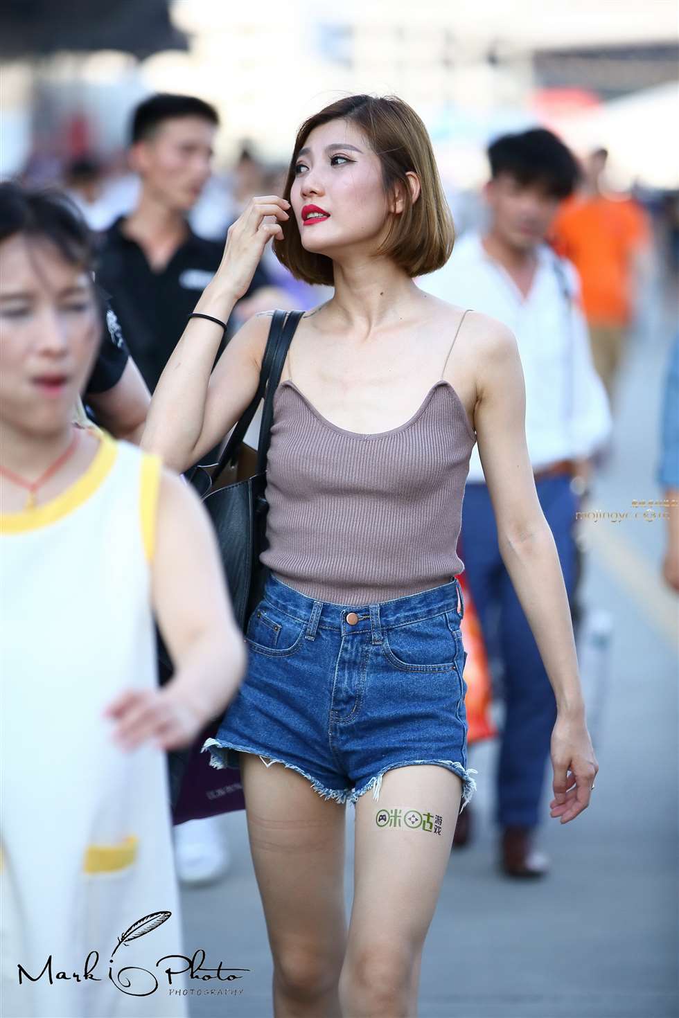 图片[1]-白嫩的灰色小背心小热裤-街拍流行馆