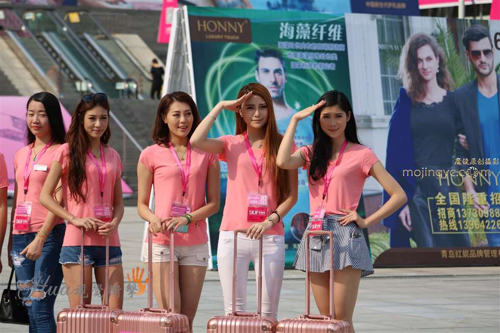 图片[1]-准备入场的靓丽模特-街拍流行馆