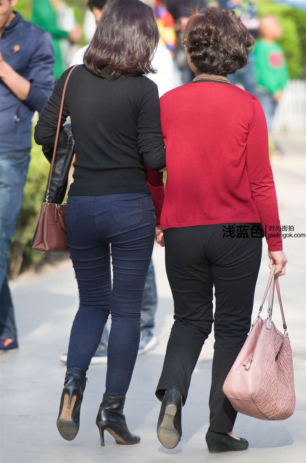 图片[1]-紧裤少妇-街拍流行馆