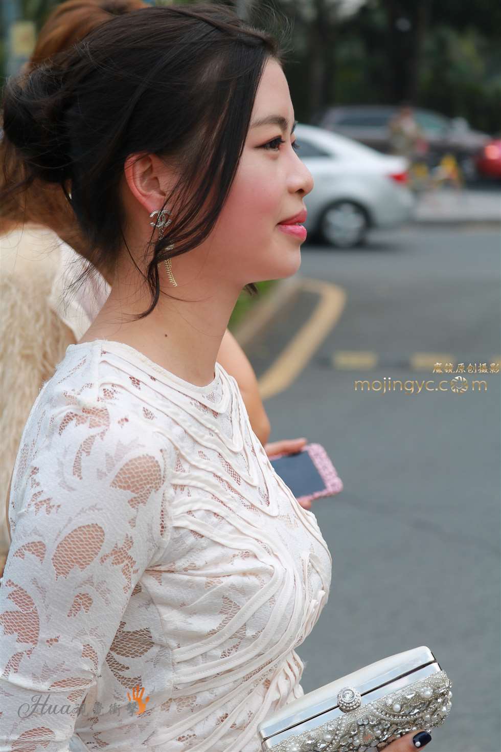 图片[1]-旺夫相十足的性感镂背美女-街拍流行馆