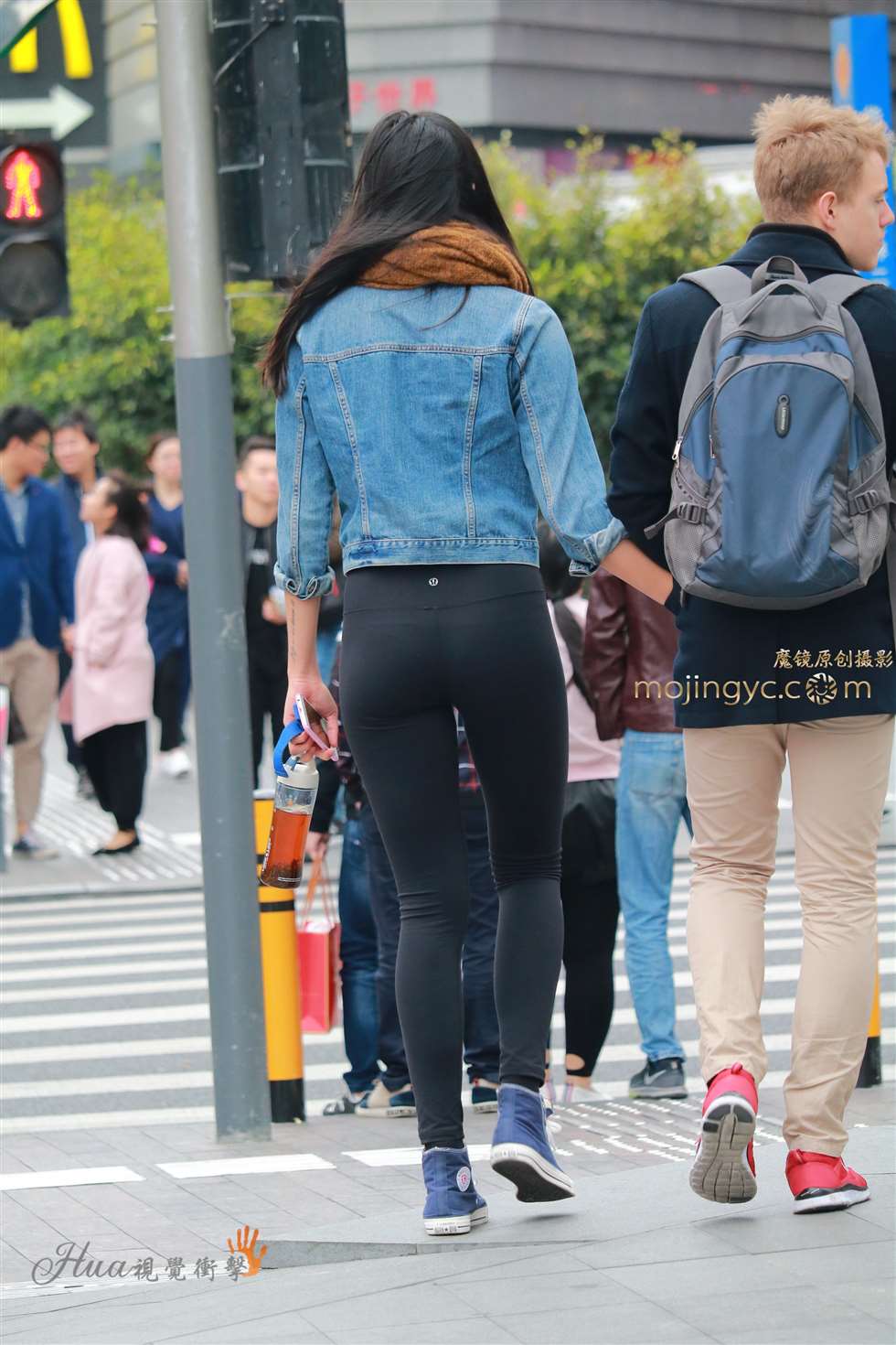 图片[1]-牛仔上衣身材高挑的紧身裤-街拍流行馆
