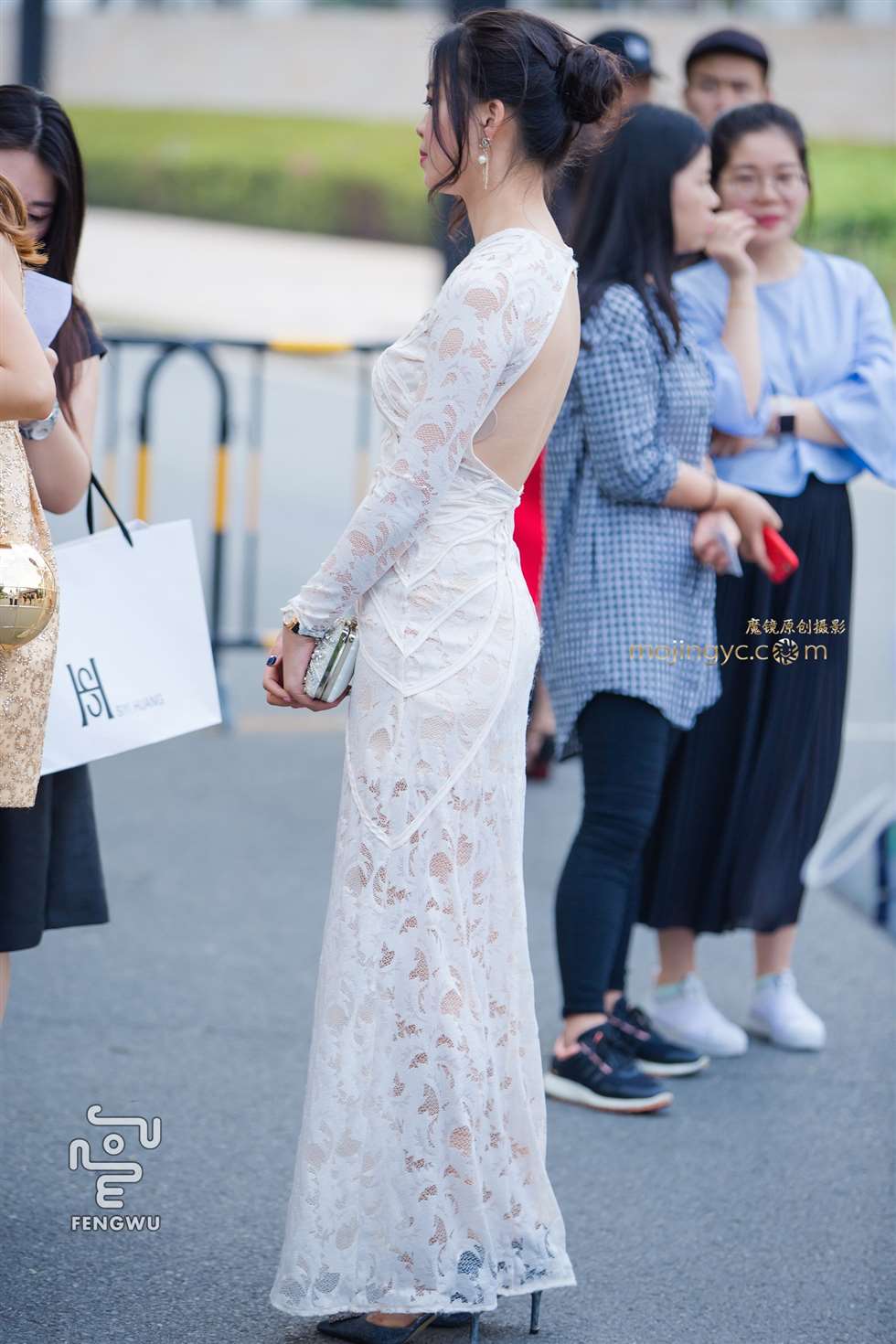 图片[1]-镂花长裙，大裸背（12）-街拍流行馆