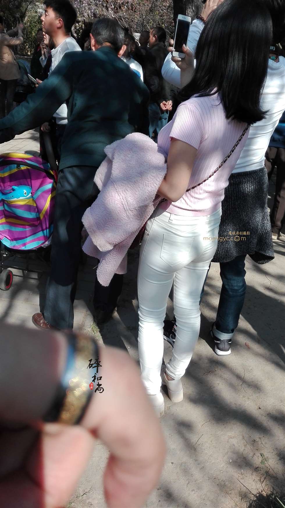 图片[2]-庆祝开赛第一帖：花丛中的紧身大白裤（25P）-街拍流行馆