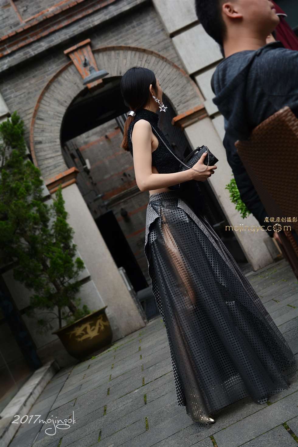 图片[1]-咔喳赛15 大开背银色长裙（17p）-街拍流行馆