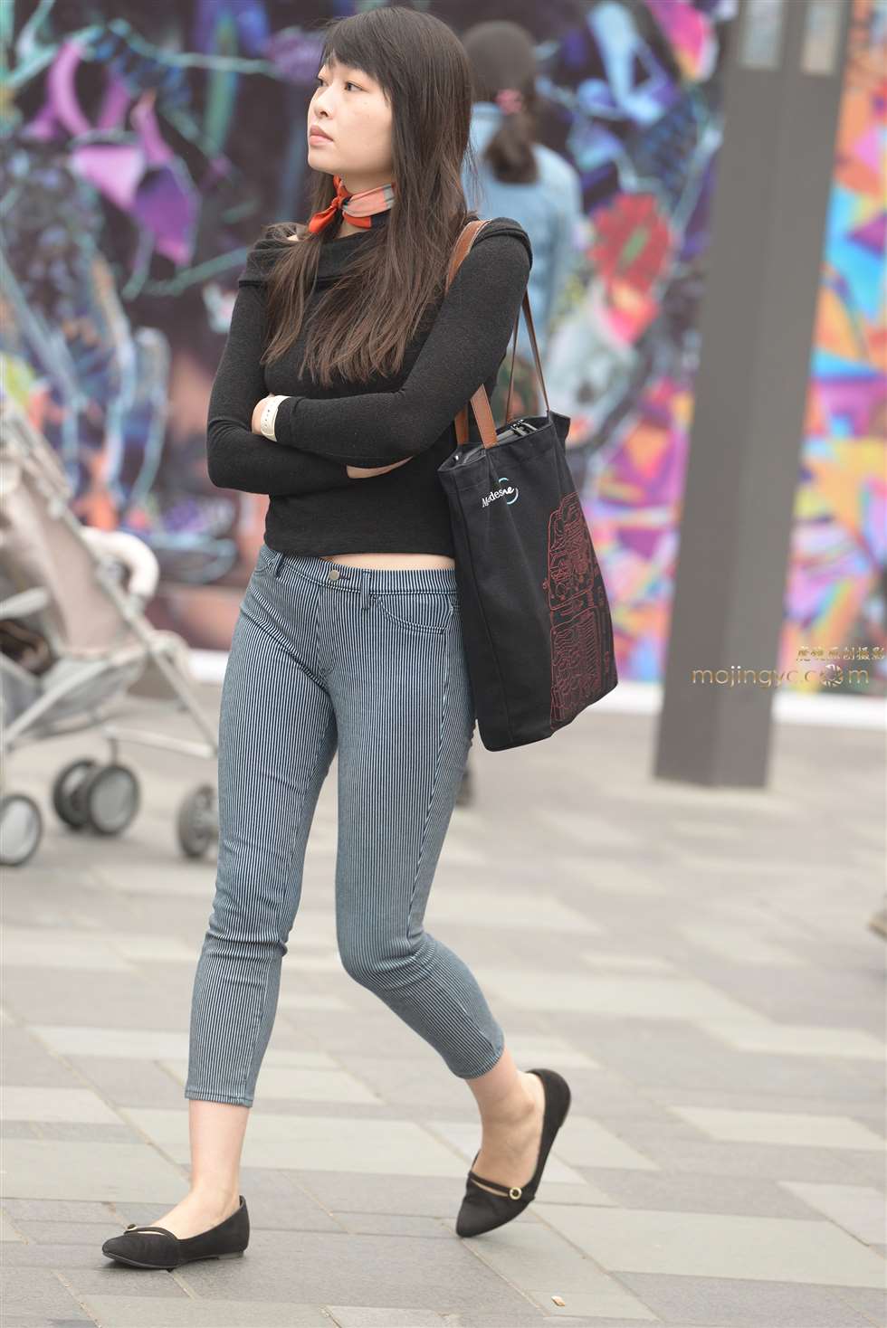 图片[1]-紧裤丰臀休闲美女-街拍流行馆