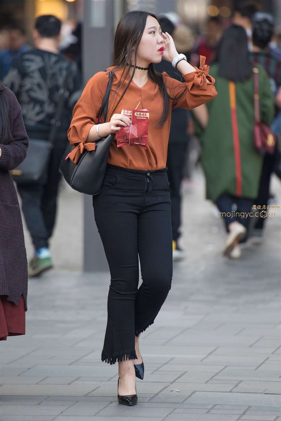 图片[3]-橙衫黑色喇叭裤美女-街拍流行馆