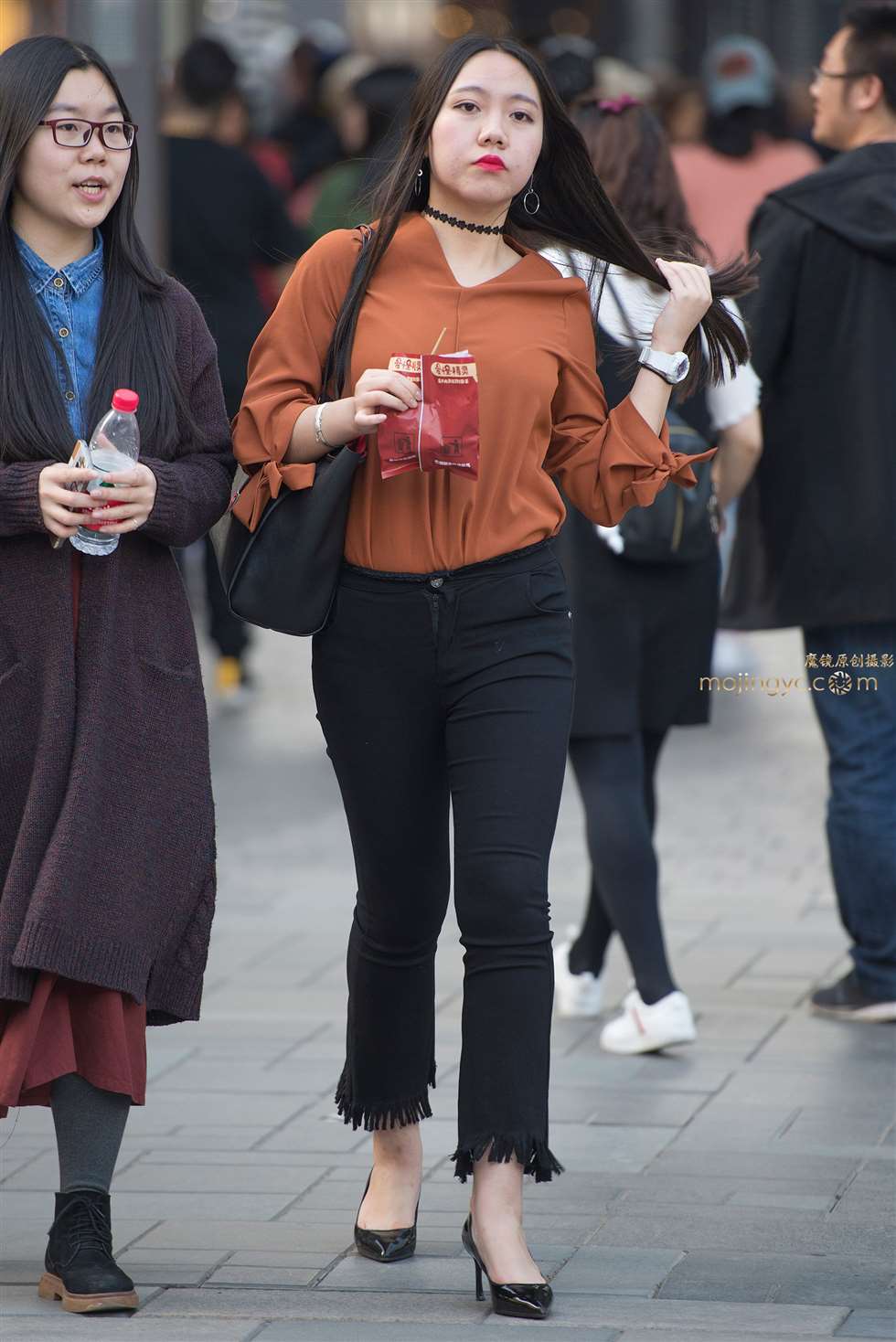 图片[5]-橙衫黑色喇叭裤美女-街拍流行馆