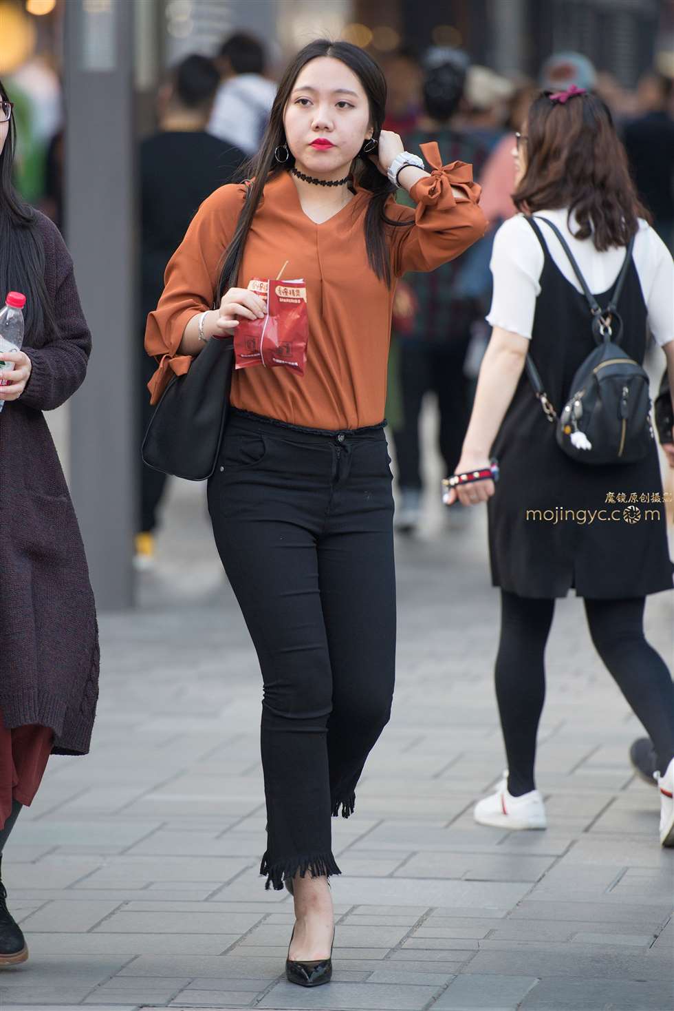 图片[4]-橙衫黑色喇叭裤美女-街拍流行馆