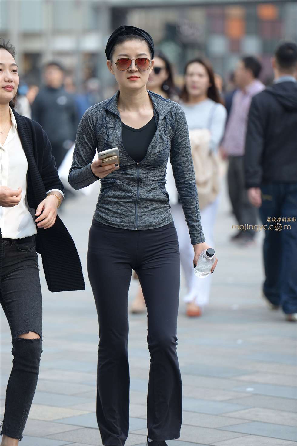 图片[1]-紧身诱惑喇叭裤美少妇-街拍流行馆