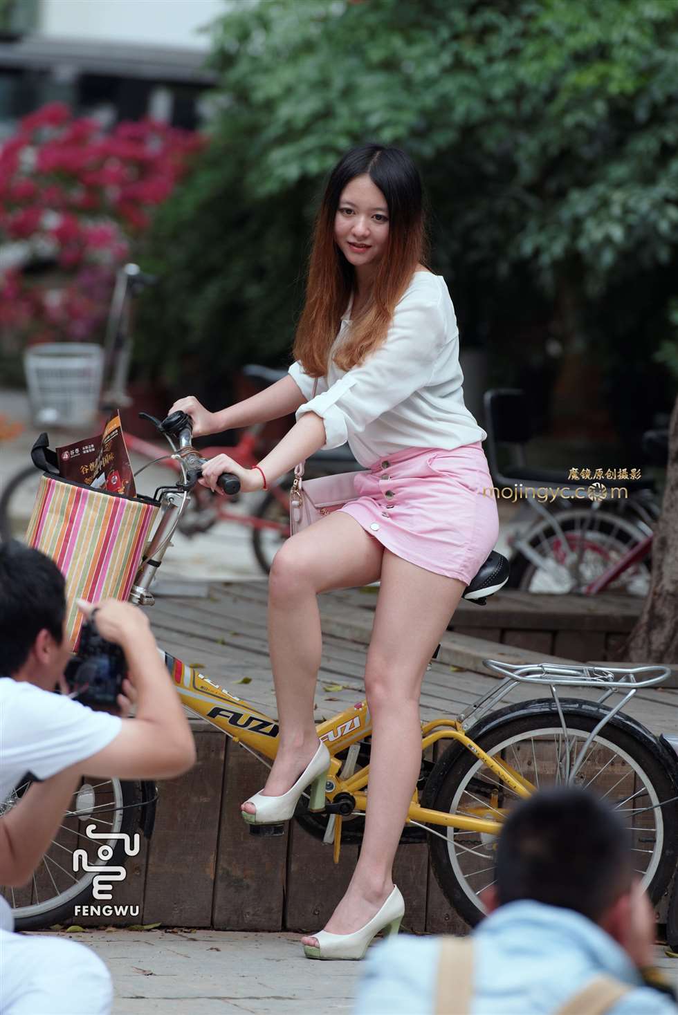 图片[1]-短裙，裸腿，鱼嘴高跟（10）-街拍流行馆