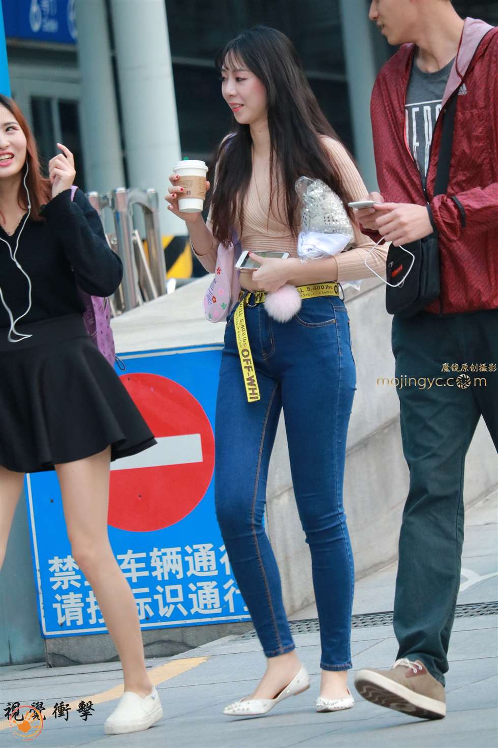 图片[4]-靓丽美女 高挑深蓝色紧身牛仔裤-街拍流行馆