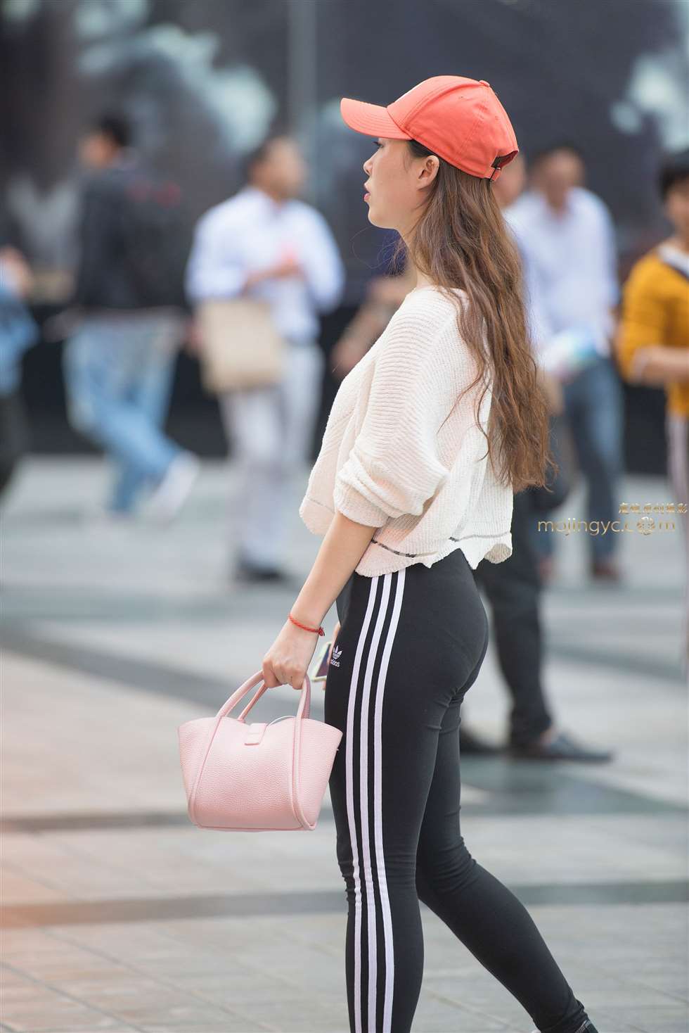 图片[1]-紧身美臀阿迪健美裤-街拍流行馆