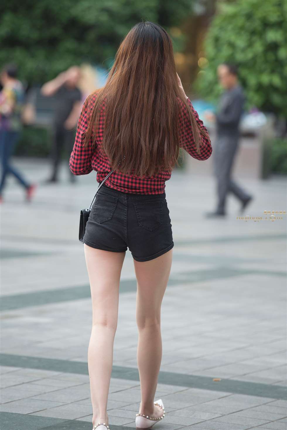 图片[1]-格纹衬衫短裤美女-街拍流行馆