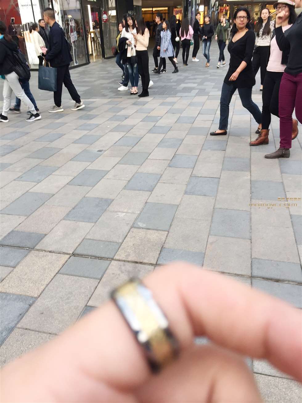 图片[2]-针织衫黑色牛仔裤美女-街拍流行馆
