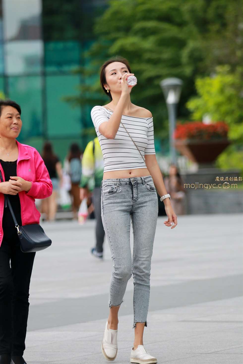 图片[1]-身高180+的长腿露脐牛仔-街拍流行馆