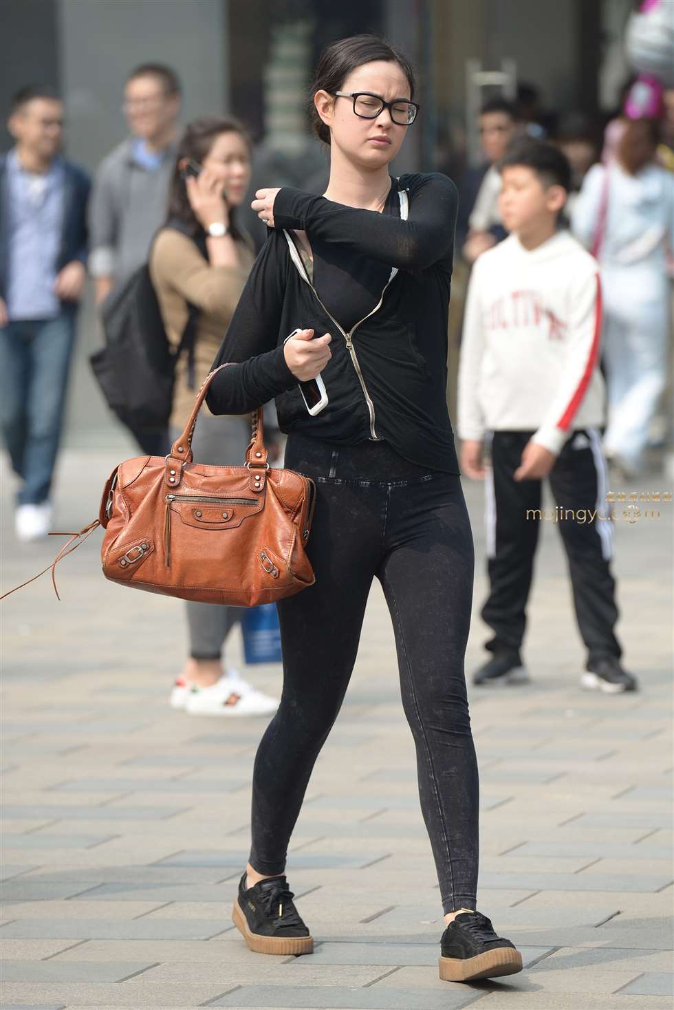 图片[4]-牛仔紧裤外妹-街拍流行馆