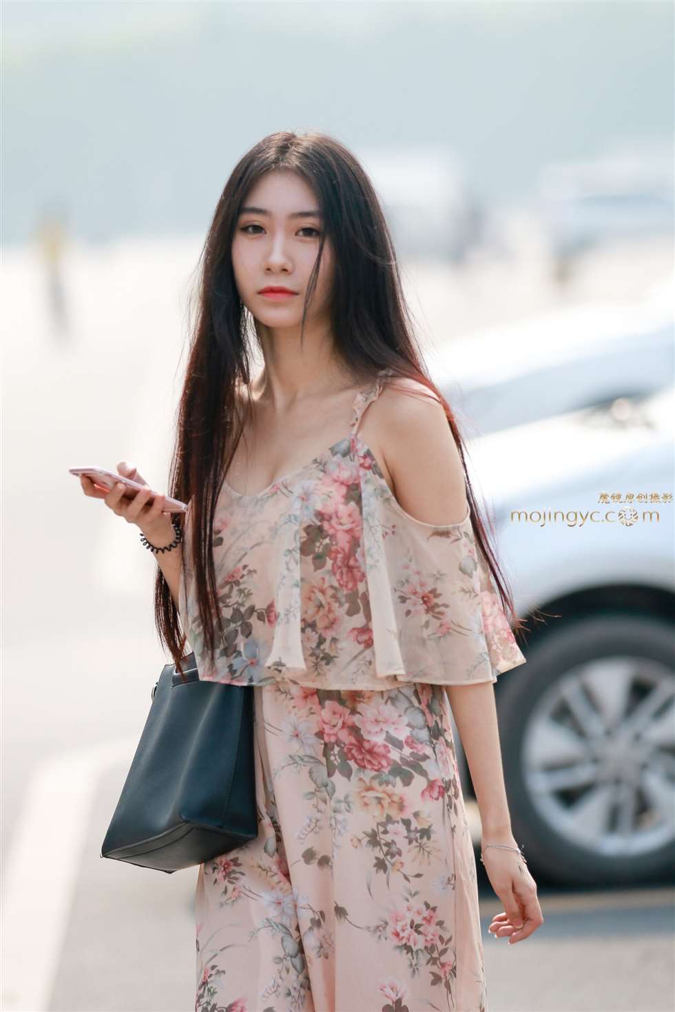 图片[1]-看着很舒服的清新气质长裙美眉-街拍流行馆