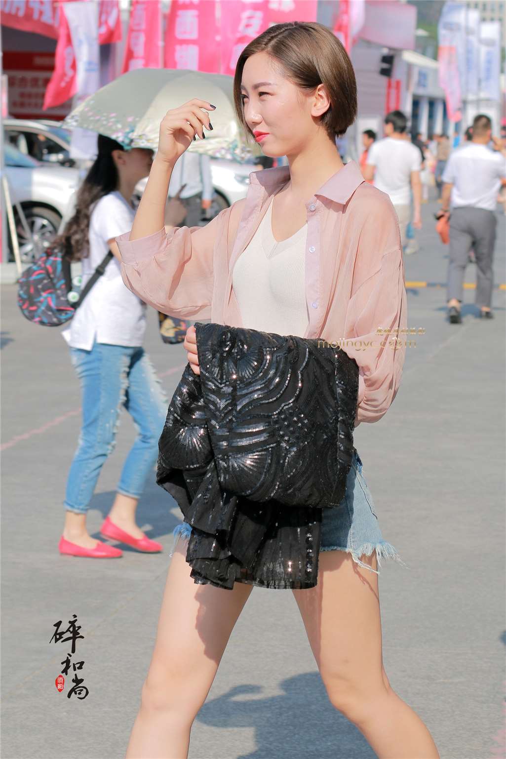 图片[1]-展场的两个短裤美女（18P）-街拍流行馆