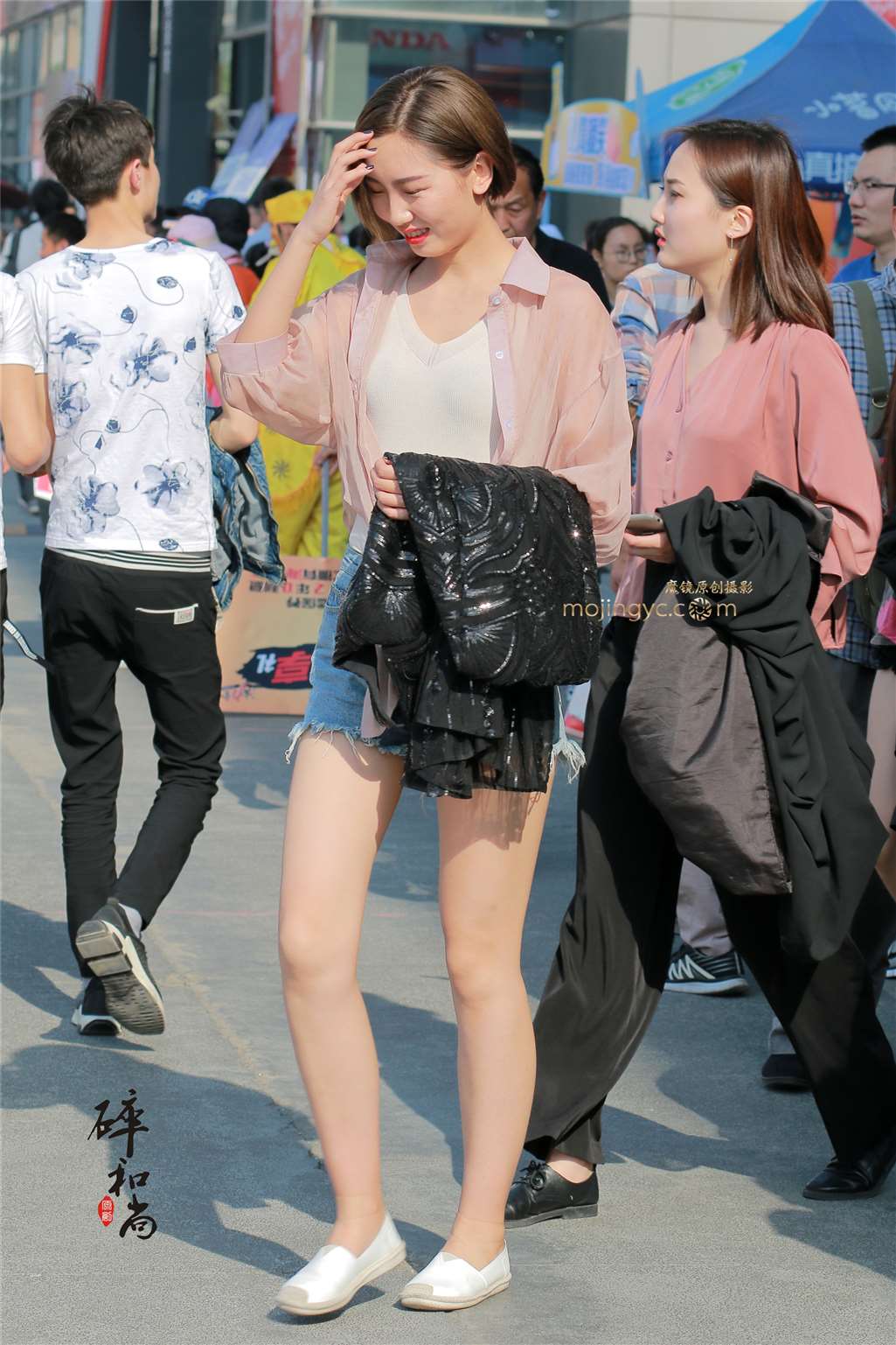 图片[5]-展场的两个短裤美女（18P）-街拍流行馆