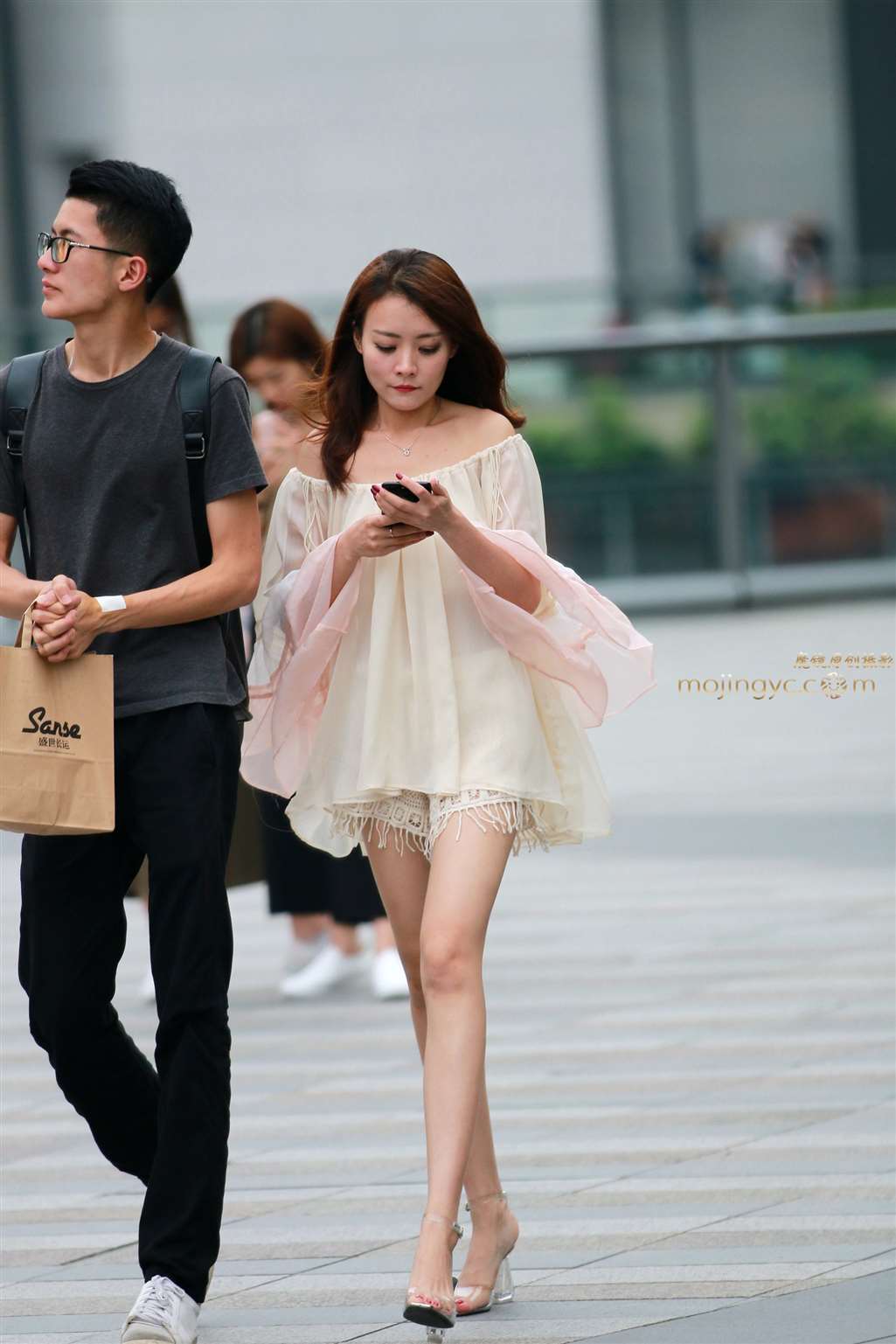 图片[4]-细长美腿-街拍流行馆