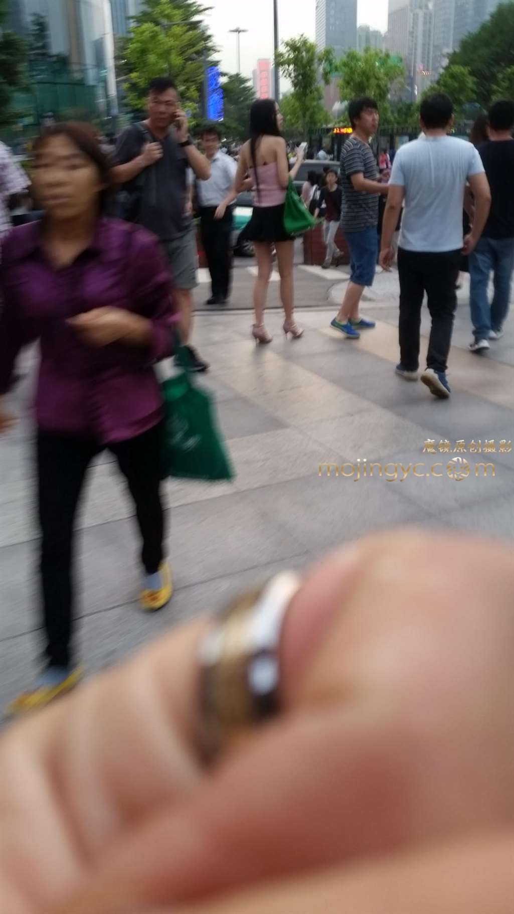图片[2]-裸背长腿-街拍流行馆