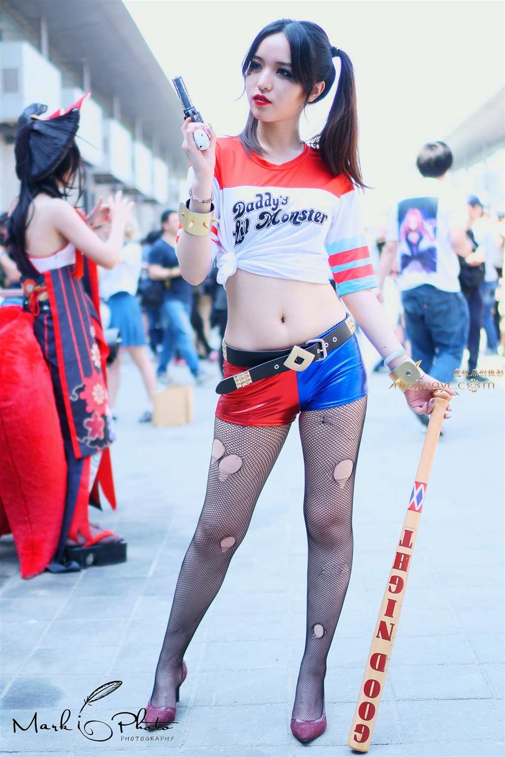 图片[1]-二次元黑丝持棍美少女-街拍流行馆