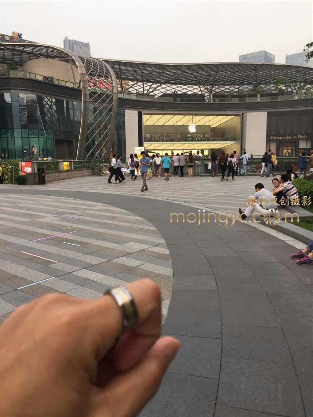 图片[2]-紧身白裤-街拍流行馆