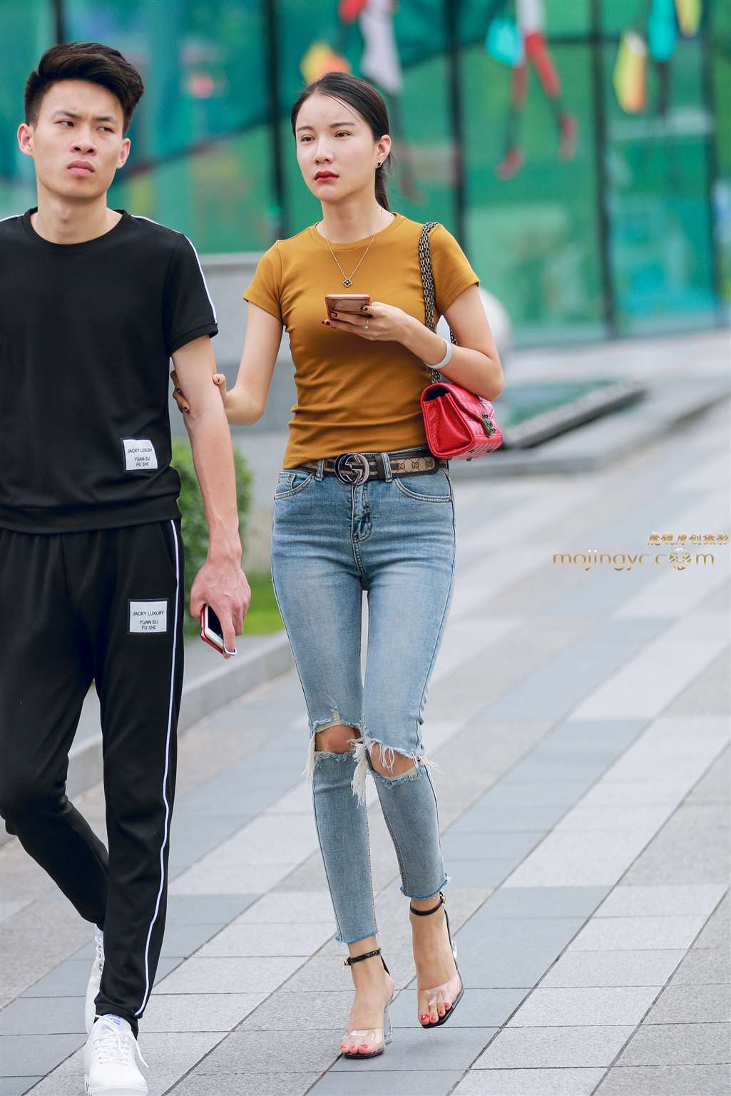 图片[1]-身材姣好的高跟紧身牛仔-街拍流行馆