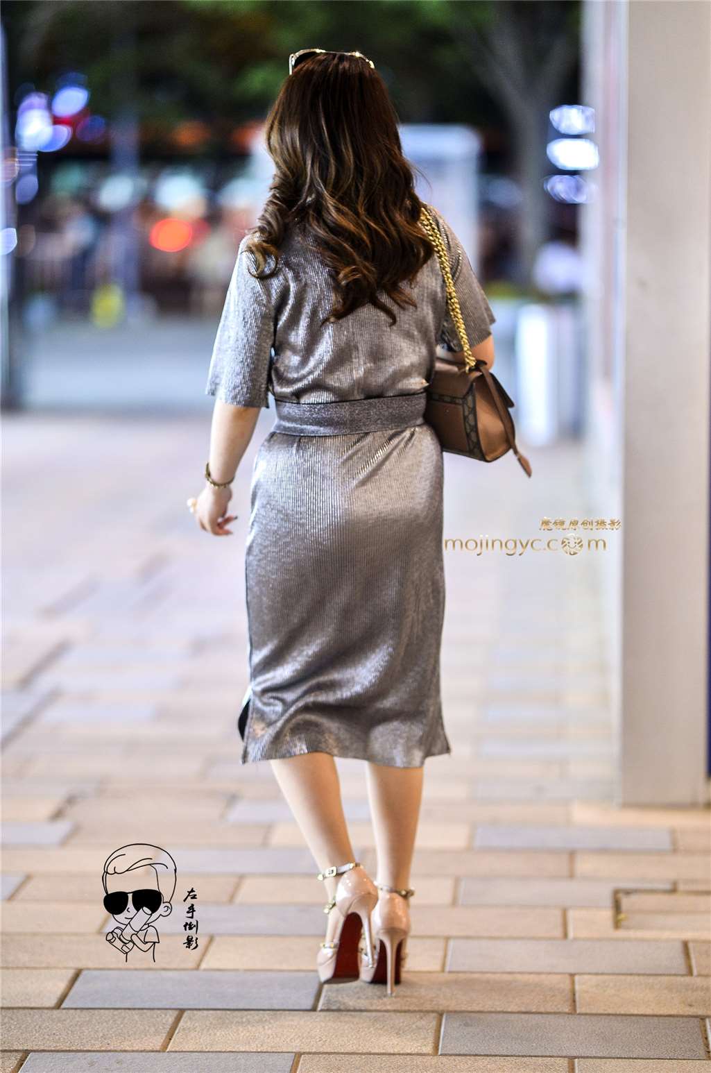 图片[2]-裙子紧绷彰显美臀-街拍流行馆