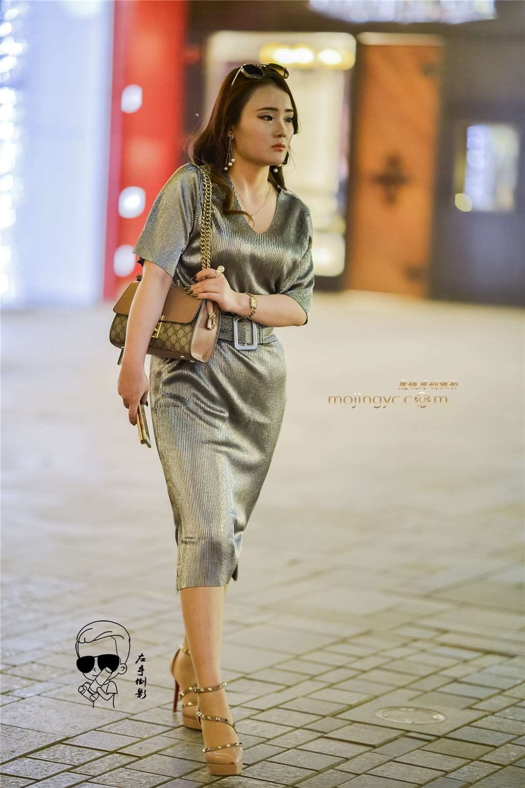 图片[3]-裙子紧绷彰显美臀-街拍流行馆