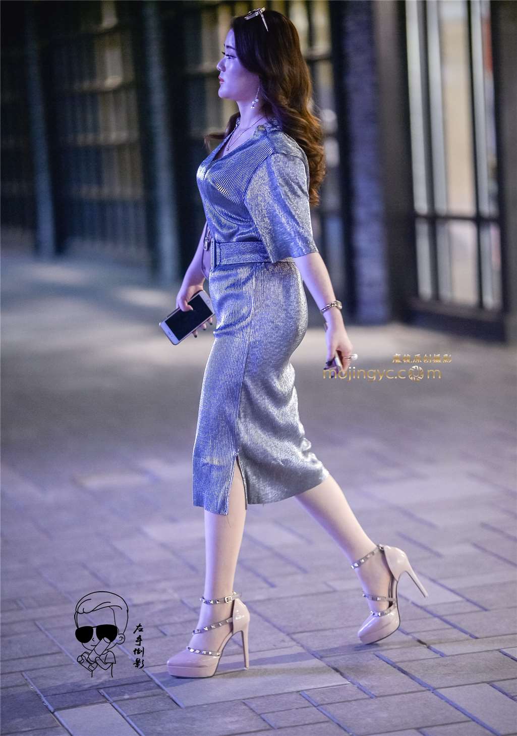 图片[1]-裙子紧绷彰显美臀-街拍流行馆