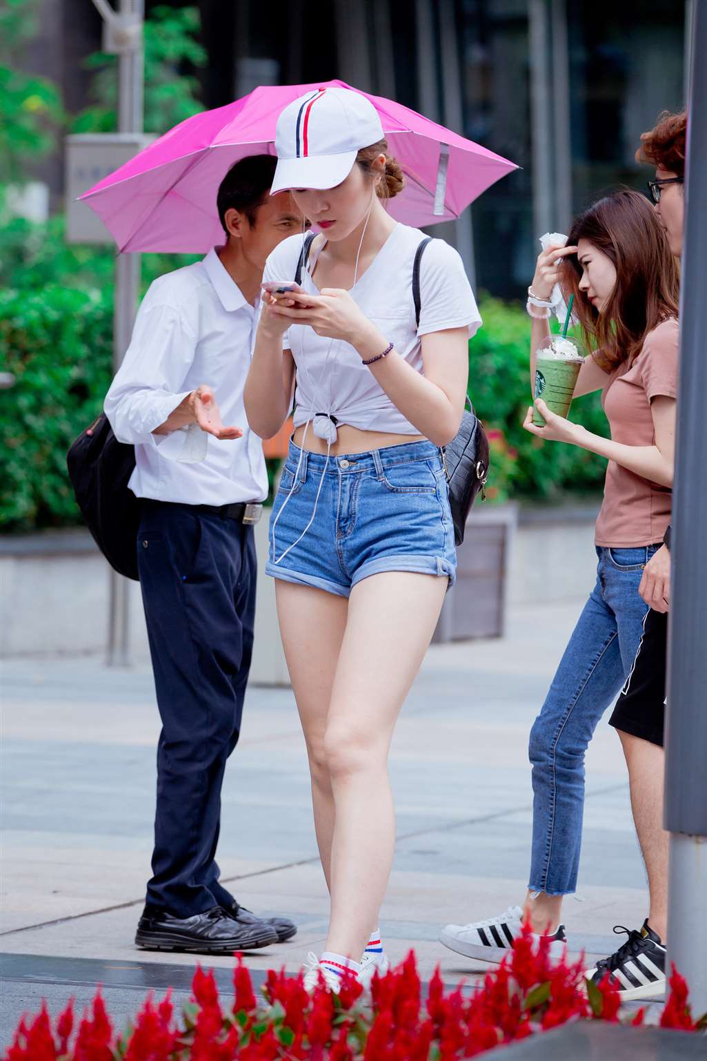 图片[5]-热裤，裸腿，运动鞋（16）-街拍流行馆