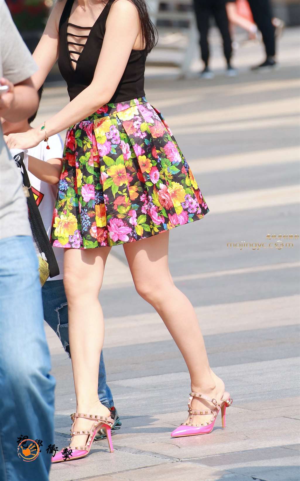 图片[4]-低胸 高跟 高雅嫩白少妇-街拍流行馆