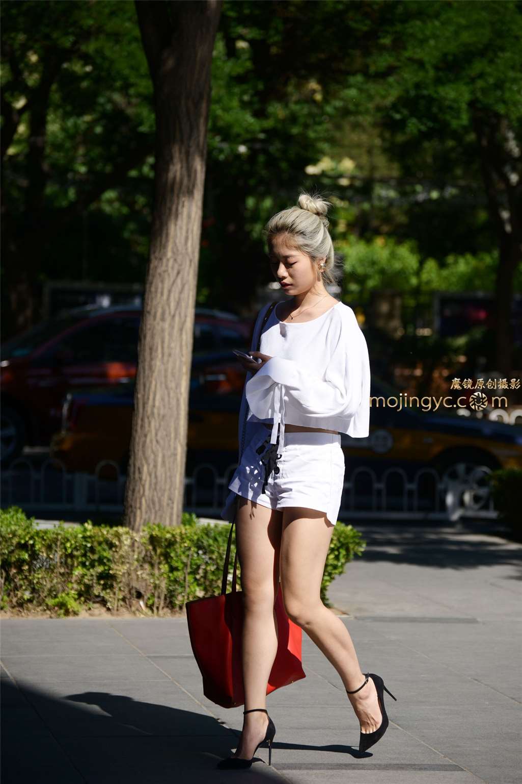 图片[1]-一身白衣，黑色尖头细跟鞋美女（14p）-街拍流行馆
