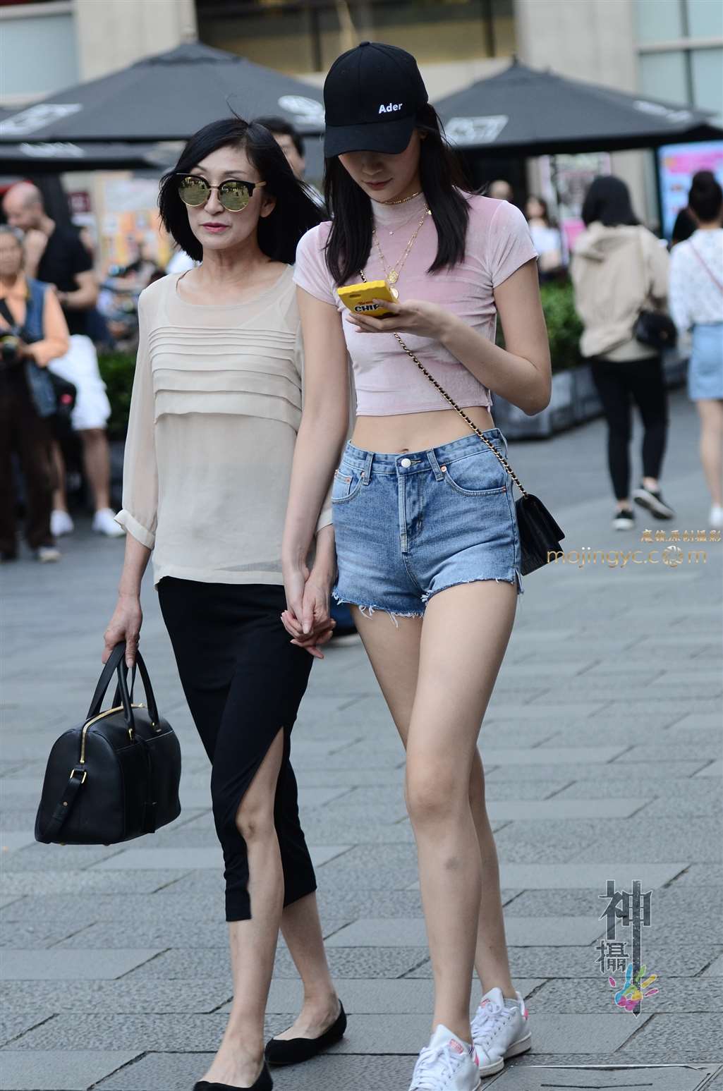 图片[1]-【验证街拍大赛NO.2】神摄手参赛05 穿牛短的高挑美女（14P）-街拍流行馆