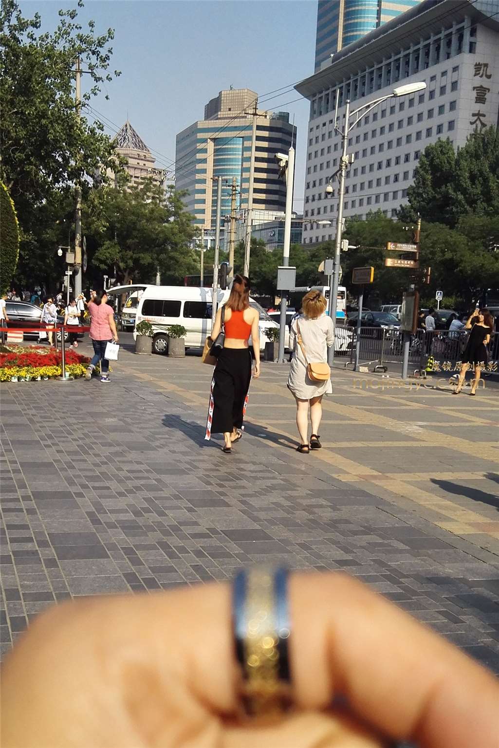 图片[2]-红色紧身胸衣，纹身露脐装（16p）-街拍流行馆