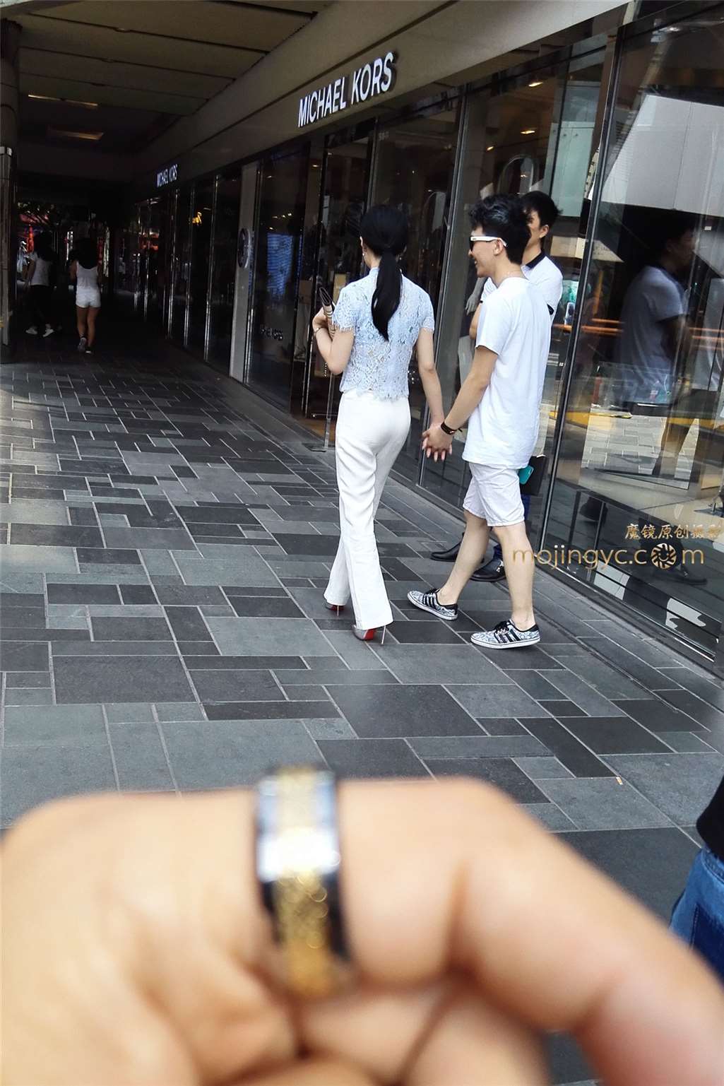 图片[2]-银色尖头细高跟，白裤先翘臀（10p）-街拍流行馆