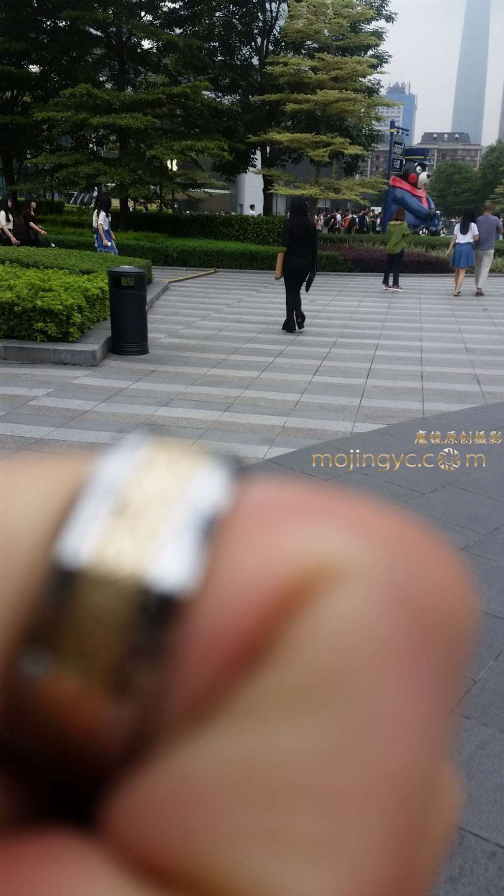 图片[2]-紧致少妇-街拍流行馆