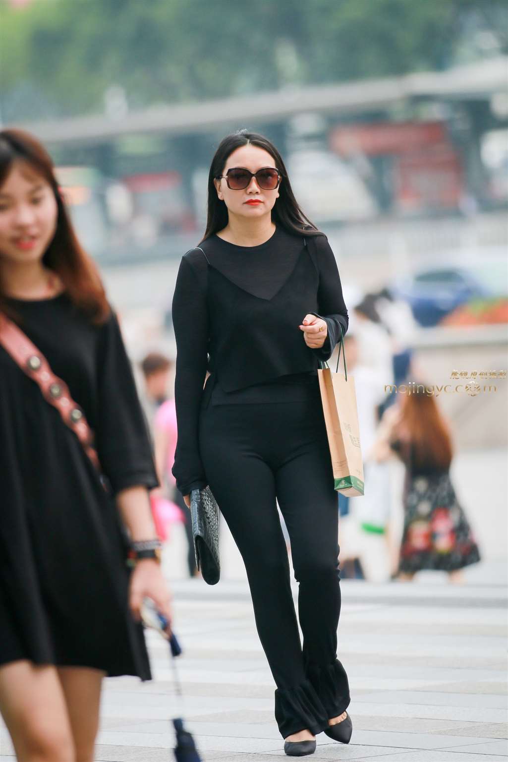 图片[3]-紧致少妇-街拍流行馆