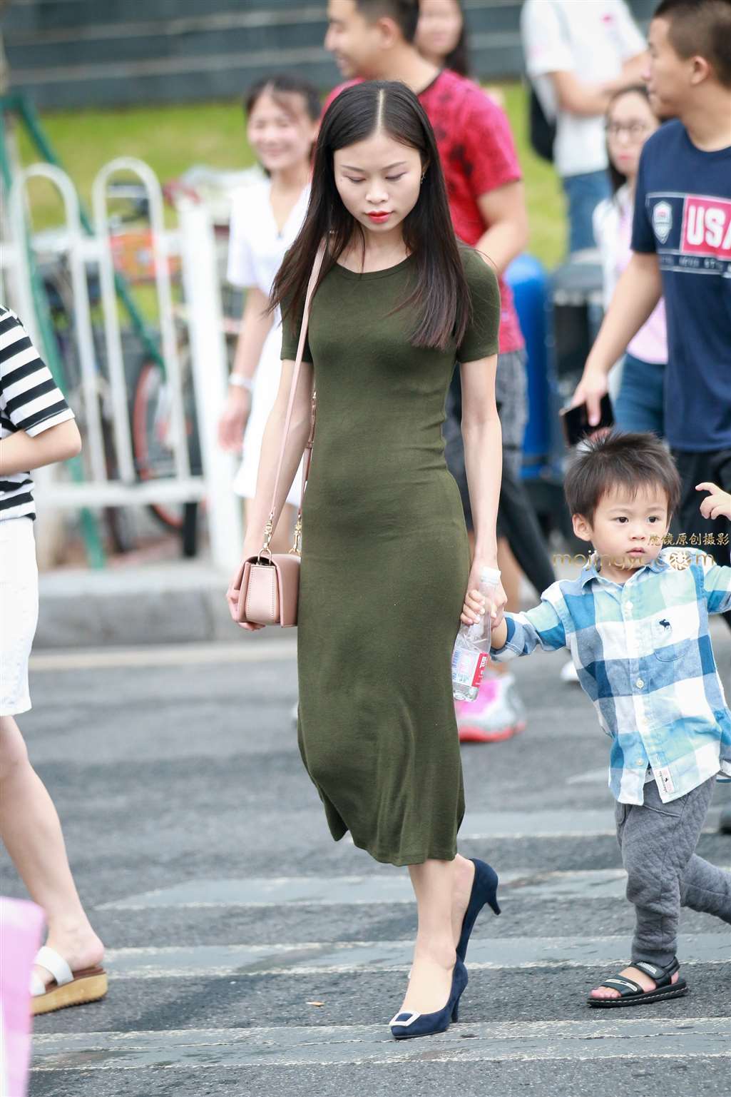 图片[3]-紧身长裙妈妈-街拍流行馆