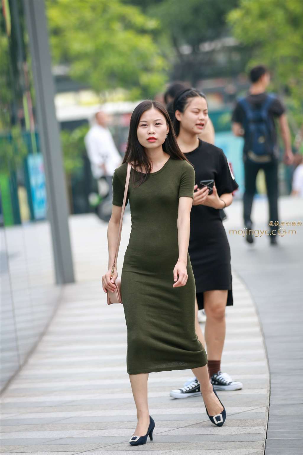 图片[5]-紧身长裙妈妈-街拍流行馆