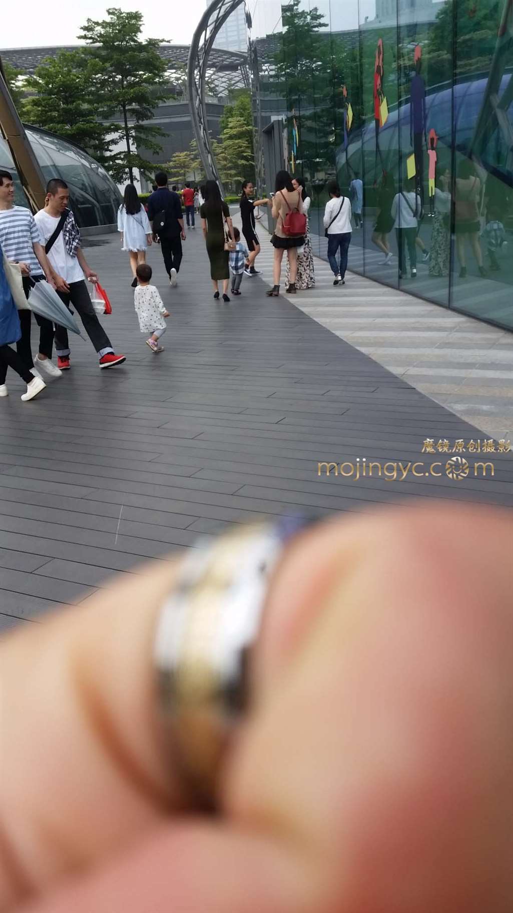 图片[2]-紧身长裙妈妈-街拍流行馆