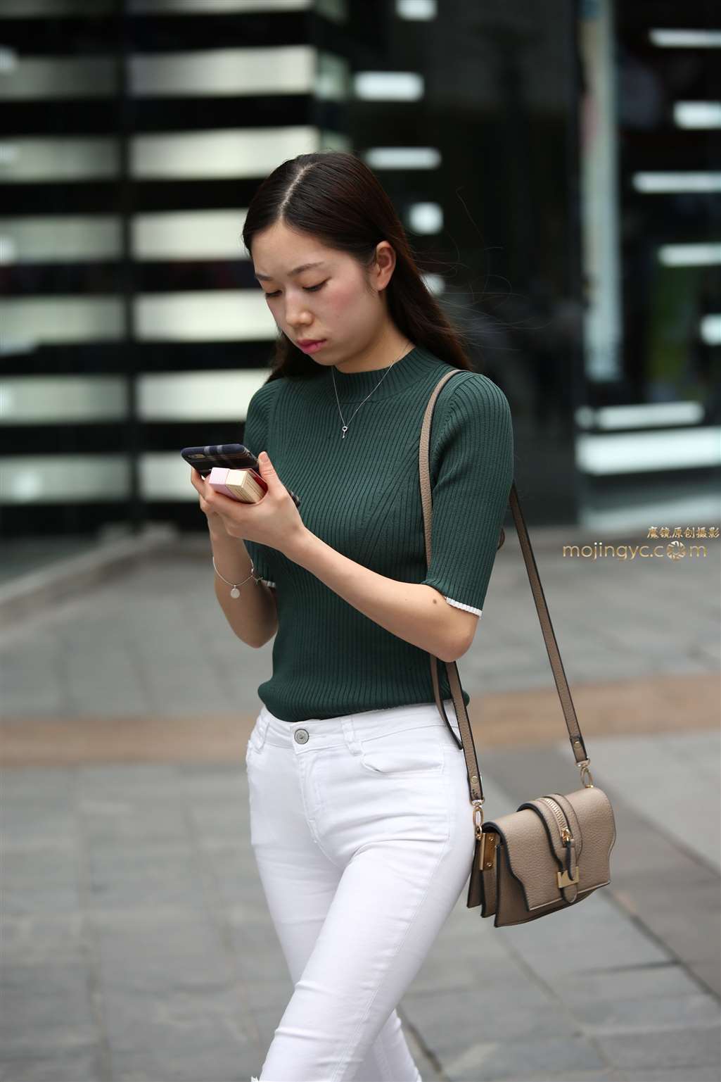 图片[1]-赛帖9，紧俏白裤-街拍流行馆